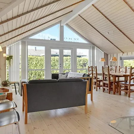 Feriehus 3 Bedroom Cozy In